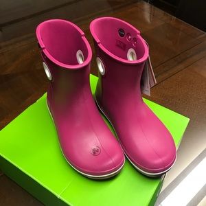 Crocs jaunt shorty rain boots in berry size US 6